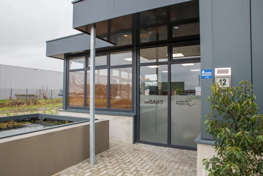Cleanbuild suministró varios marcos de ventanas y puertas de PVC Cleandoor hechos a medida para el nuevo lavadero de camiones de Gieten (Paises Bajos).