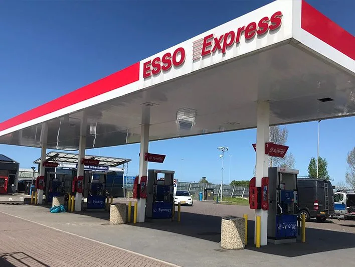 Renovación de la marquesina de una gasolinera ESSO con paneles pvc Cleanpanel Fi-Re