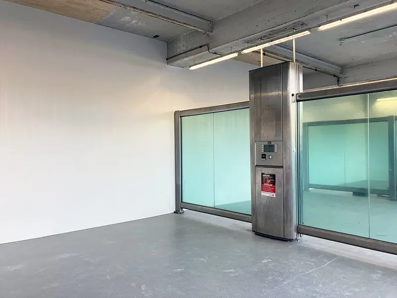 Renovacion de paredes con paneles PVC de Cleanpanel en los boxes de lavado de Avia Express en Rotterdam, Paises Bajos.