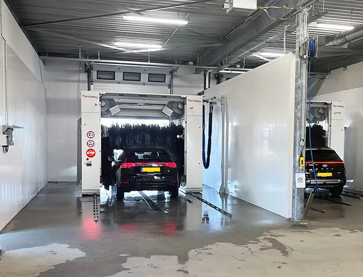Renovacion de lavado de coches en el aeropuerto Schiphol Amsterdam en los Paises Bajos para el centro de Servicio de alquiler de coches Europcar, Hertz, Sixt.